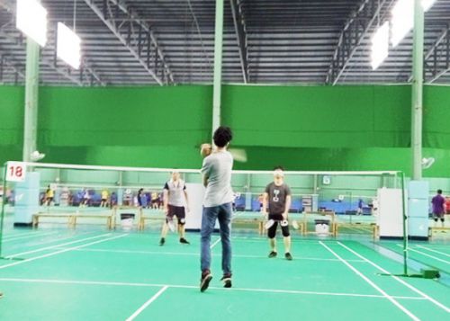 五一后亦強的伙伴們參加羽毛球運動圖片