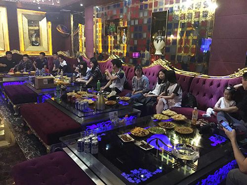 亦強(qiáng)軟件職工春季生日趴激情開唱圖片